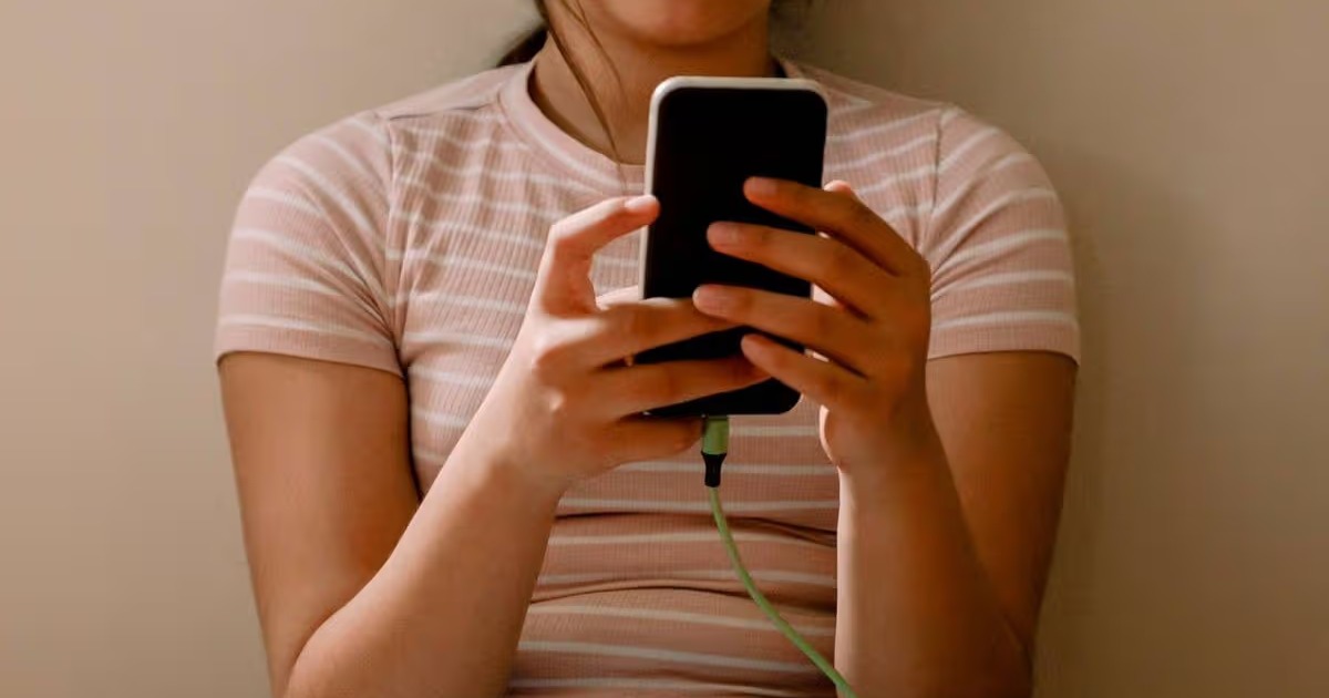 Police warn parents about hidden meaning behind horse emoji on kids' phones