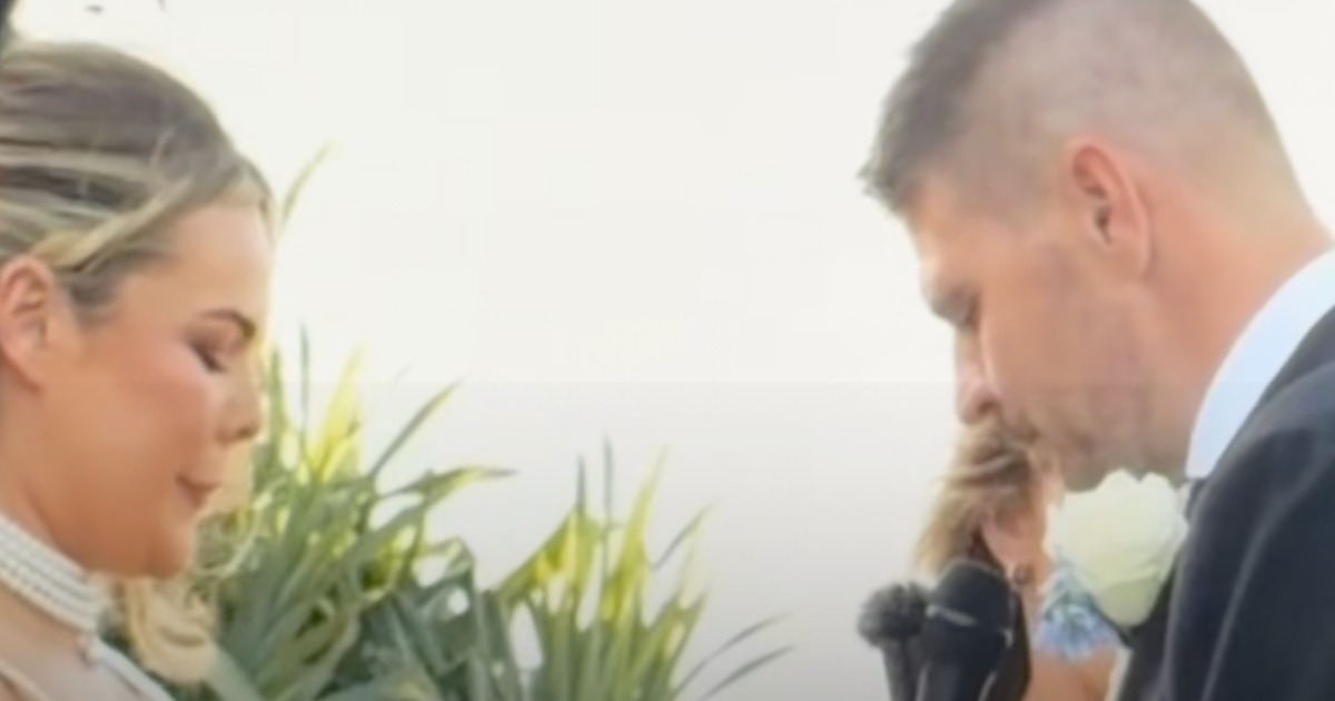 Bride urged to get "immediate divorce" after groom makes jaw-dropping error during wedding